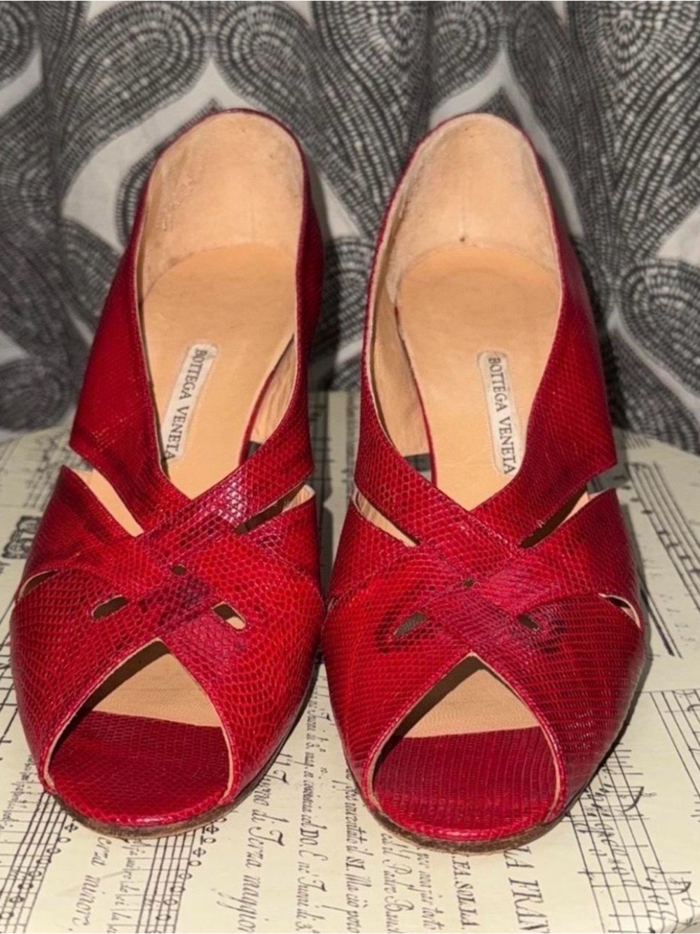 Bottega Veneta Vintage Red Lizard Print Cutout Peep Toe Heels SZ 7.5 - Picture 4 of 8